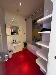 ein Badezimmer mit weißen Regalen und einem Waschbecken in der Unterkunft LH Vintage Design Hotel Sax in Prag + 90 Fotos