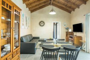 a living room with a table and chairs and a couch at Villa La Era 2 in El Cotillo
