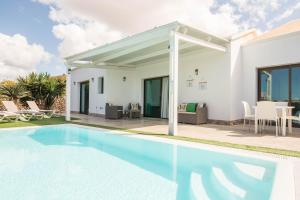 a villa with a swimming pool and a house at Villa La Era 2 in El Cotillo