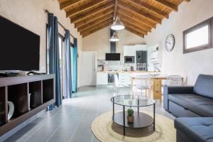 a living room with a couch and a table at Villa La Era 1 in El Cotillo