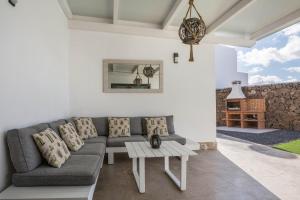 a living room with a couch and a table at Villa La Era 1 in El Cotillo