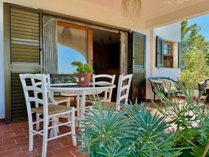 a patio with a table and chairs and plants at Villa Sa Guaita in Sant Josep de sa Talaia