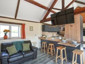 a living room with a couch and a kitchen at Cart House Barn - Uk49802 in Morville