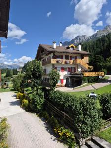a house in the mountains with a pathway at Casa Defrancesco - with terrace in Moena