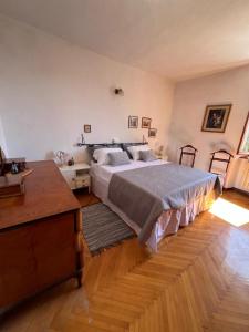 a bedroom with a large bed and a wooden floor at Il Brolo in Avenone