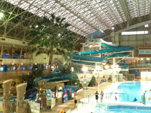 un gran parque acuático cubierto con una gran piscina en Creston Hotel en Iwaki