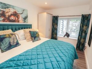 a bedroom with a bed and a painting of a bull at Hidden Gem in Windermere