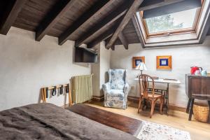 a bedroom with a bed and a desk and a chair at Hotel Boutique Santuario Kunturi - Adults Only by Molino de Tresgrandas in Llanes
