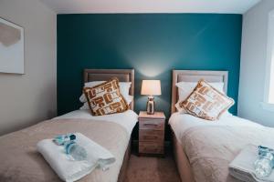 two beds sitting next to each other in a bedroom at The Livingston Nest in Livingston