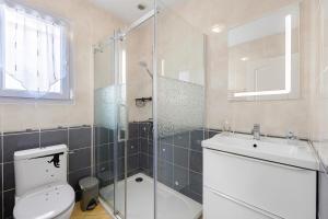 a bathroom with a toilet and a shower and a sink at Chambre D'hôtes Le Retour De Plage in Olonne-sur-Mer