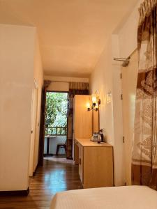 a kitchen with a sink and a refrigerator in a room at Odi Kamadhoo in Kamadhoo
