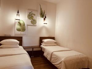 two beds in a room with white sheets at Odi Kamadhoo in Kamadhoo +32 photos