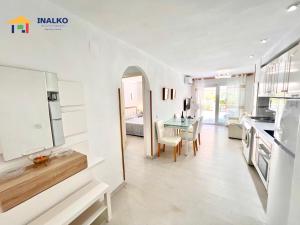 a kitchen and dining room with a table in a room at Cala Montero - Inalko in Alcossebre