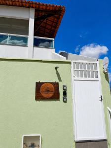 a building with a sign on the side of it at Suítes Paraíso Perfeito in Flecheiras
