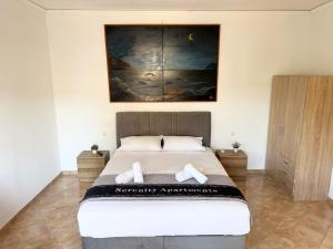 ein Schlafzimmer mit einem Bett, auf dem zwei Handtücher liegen in der Unterkunft Serenity house in Souda