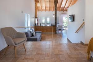 a living room with a couch and a kitchen at Quinta da Barradinha in Odemira