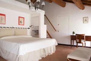 a bedroom with a bed and a table and a chair at Agriturismo Ca' Guerriera in Sustinente