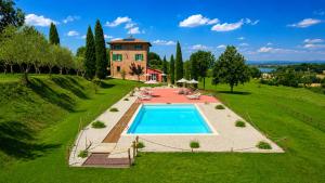 an aerial view of a house with a swimming pool at Dimora Gentile BnB in Castiglione del Lago