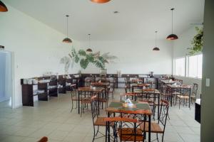 a dining room filled with tables and chairs at Gran Carlo Hotel in Taubaté