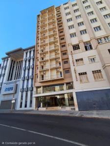 a tall building on the side of a street at Grande Hotel Havana - Hospedagem Econômica in Uberaba
