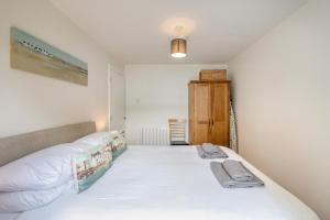 a bedroom with two white beds in a room at 2 Bed in Brixham oc-bx081 in Brixham +20 photos