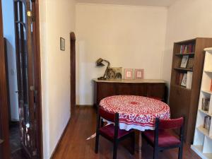 ein Zimmer mit einem Tisch mit einer rot-weißen Tischdecke in der Unterkunft CASA Mito in Río Cuarto