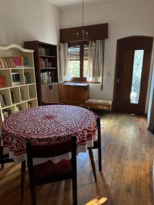 ein Esszimmer mit Tisch und Stühlen und einem Fenster in der Unterkunft CASA Mito in Río Cuarto