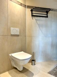 a bathroom with a white toilet in a room at Apartment Weilburg Lahnblick in Weilburg +3 photos