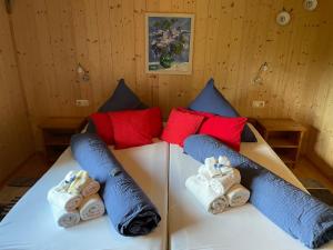 a room with a bed with towels and pillows at Ferienhaus Talblick in Weiler-Simmerberg