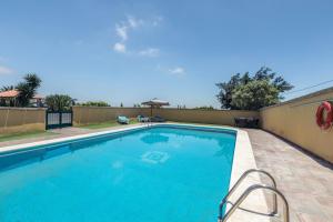 a large blue swimming pool in a yard at Apartamento B Armonia Rural in Granadilla de Abona