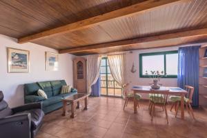 a living room with a couch and a table at Apartamento B Armonia Rural in Granadilla de Abona