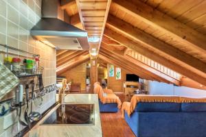 a kitchen and living room with wooden ceilings at Buhardilla Armonia Rural in Granadilla de Abona