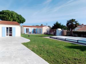 a house with a tennis court in a yard at La Barjuline - Île d'Oléron in La Brée-les-Bains