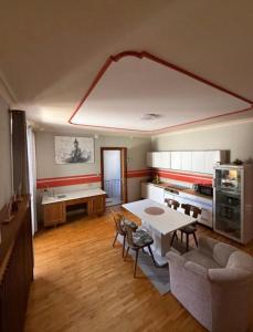 a living room with a table and a couch at Wohung Leonard in Schwanenstadt