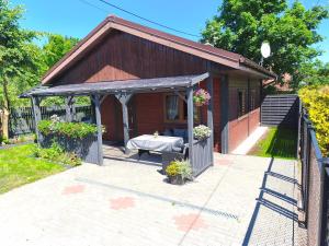 a small house with a picnic table in front of it at Domek Słoneczny nad morzem in Kąty Rybackie