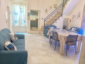 a living room with a table and chairs at Astrolicamus, Intero Alloggio con camera e bagno in Bosa