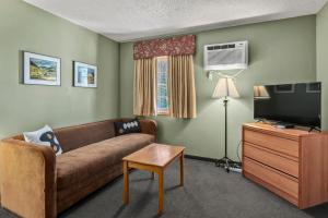 a living room with a couch and a television at Old Town Inn in Crested Butte