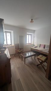 a living room with a couch and a coffee table at Appartamento al Quadrato in Lorenzago