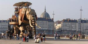 posąg słonia z ludźmi stojącymi wokół niego w obiekcie Appartement T2 sur cour nantaise w mieście Rezé