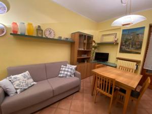 a living room with a couch and a table at Casa Vignetto Biella in Biella