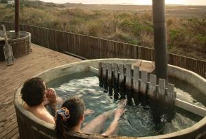 a man and a woman in a hot tub at Hotel Punta Sirena in Curanipe