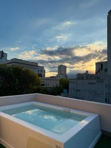 a hot tub on the roof of a building at Uvas Apart Hotel in Mendoza