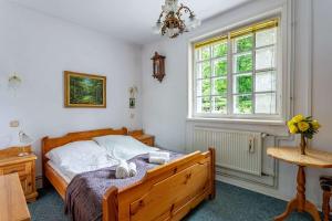 a bedroom with a bed and a window at Malowniczy Dom nad samą rzeką, z pięknym widokiem in Litwinki