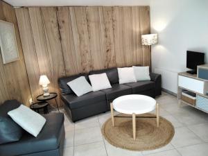 a living room with a couch and a table at Maison de la Source in Leychert