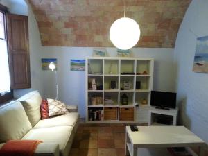 a living room with a couch and a table at La casita marrón in Palafrugell
