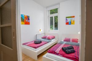 two beds in a room with two windows at Harzurlaub mit 2 Hunden - FeWo Alte Schule in Sankt Andreasberg in Sankt Andreasberg