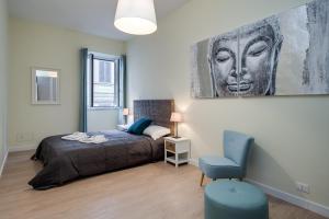 1 dormitorio con 1 cama y una pintura en la pared en Romefinestay Apartments Sistina, en Roma