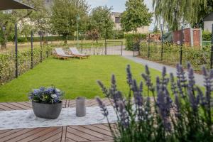 a garden with two chairs and a table and flowers at Starkenburger Perle in Starkenburg