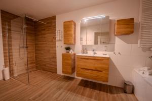 a bathroom with a shower and a sink at Starkenburger Perle in Starkenburg