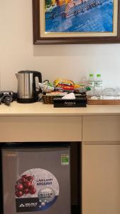 a kitchen counter with a counter top with a refrigerator at Annava Hotel & Coffee in Hai Phong
